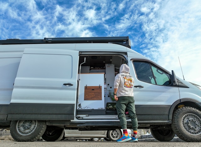 Courier, Delivery, and Pickup Services: Essential Networks in Modern Trade Practices
